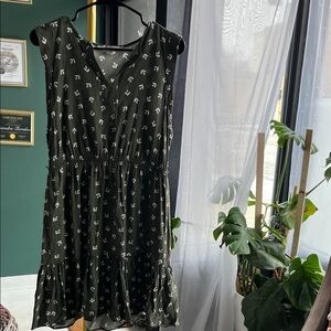 LOFT Black V-Neck Sleeveless Tiered Midi Dress with White Print